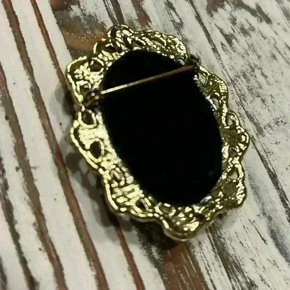 Medallion Flowers Vintage Gold Brooch Pin - Picture 3 of 9